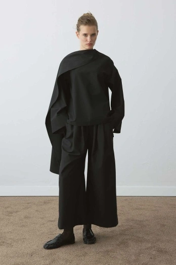 Hooopstore - Asimetrik Pelerin Detaylı Siyah Bluz (1)