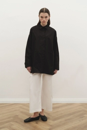 Hooopstore - Belden Düğmeli Gabardin Siyah Gömlek (1) Hooopstore - Belden Düğmeli Gabardin Siyah Gömlek (1)