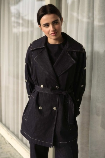 Hooopstore - Geniş Yaka Çift İğne Dikişli Denim Kısa Lacivert Trençkot Hooopstore - Geniş Yaka Çift İğne Dikişli Denim Kısa Lacivert Trençkot