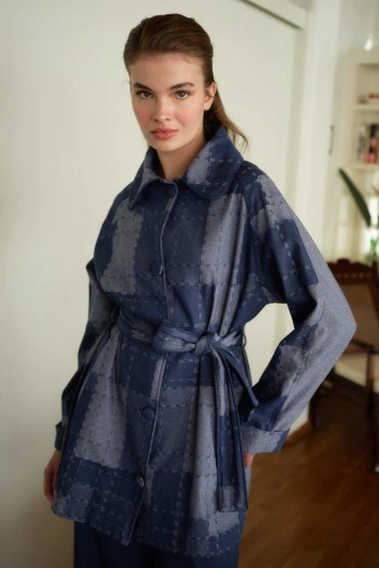 Hooopstore - Meri Kare Desenli Denim Dokulu Mavi Ceket (1) Hooopstore - Meri Kare Desenli Denim Dokulu Mavi Ceket (1)