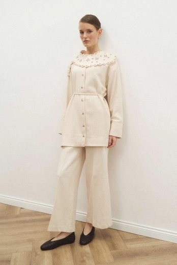 Hooopstore - Nakış Detaylı Bebe Yaka Krem Gömlek Hooopstore - Nakış Detaylı Bebe Yaka Krem Gömlek