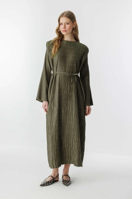 Aller Detaylı Dokulu Haki Saten Elbise Aller Detaylı Dokulu Haki Saten Elbise