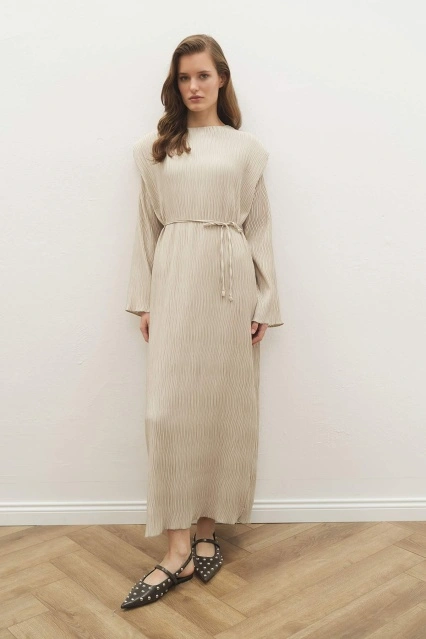 Aller Detaylı Dokulu Saten Krem Elbise