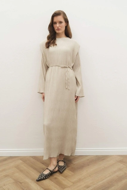 Aller Detaylı Dokulu Saten Krem Elbise Aller Detaylı Dokulu Saten Krem Elbise