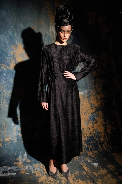 Aller Detaylı Dokulu Saten Siyah Elbise