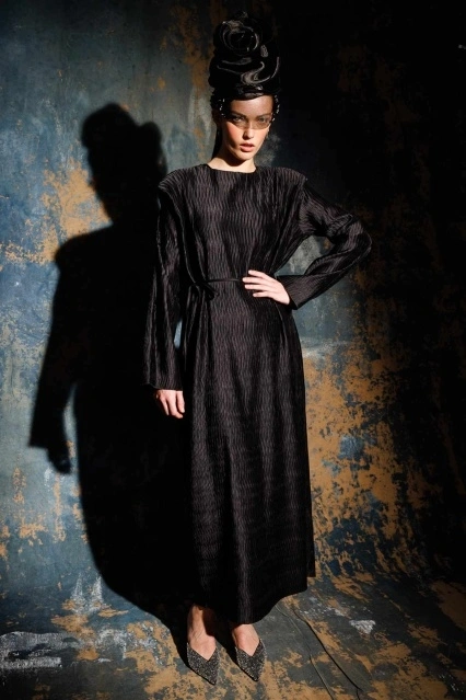 Aller Detaylı Dokulu Saten Siyah Elbise Aller Detaylı Dokulu Saten Siyah Elbise