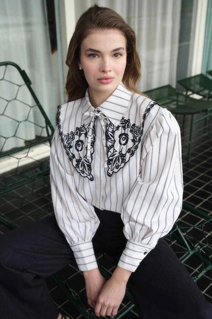 Alvia Nakış Detaylı Bebe Yaka Krem Gömlek