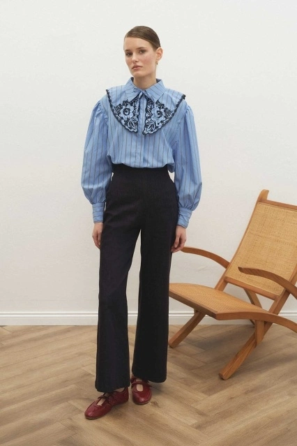 Alvia Nakış Detaylı Bebe Yaka Mavi Gömlek