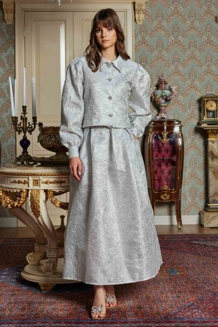 Taş Düğmeli Gri Brokar Etekli Takım