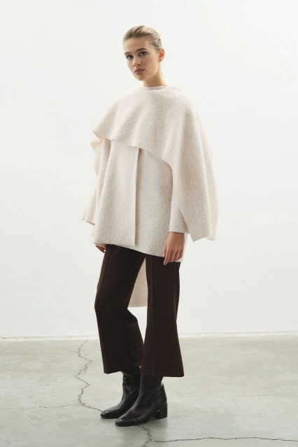 Asimetrik Kesim Pelerin Yaka Ekru Kaban