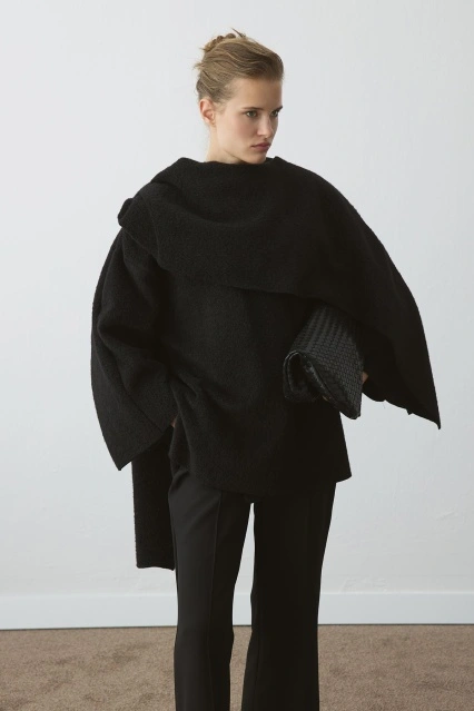 Asimetrik Kesim Pelerin Yaka Siyah Kaban