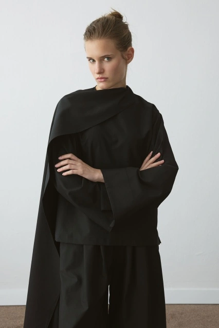 Asimetrik Pelerin Detaylı Siyah Bluz