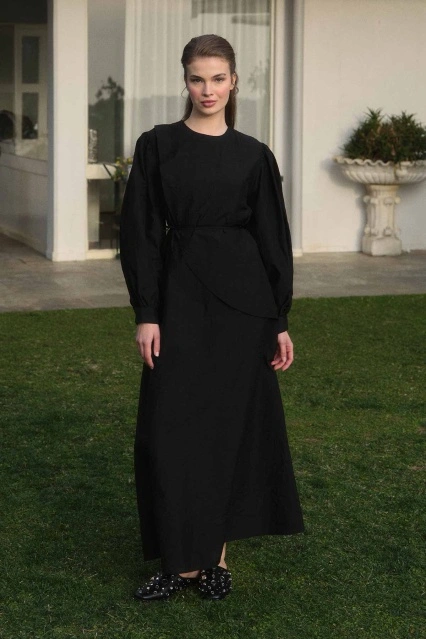 Asimetrik Pelerin Detaylı Siyah Elbise