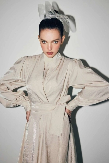 Verev Kapama Parlak Doku Elbise - Bej