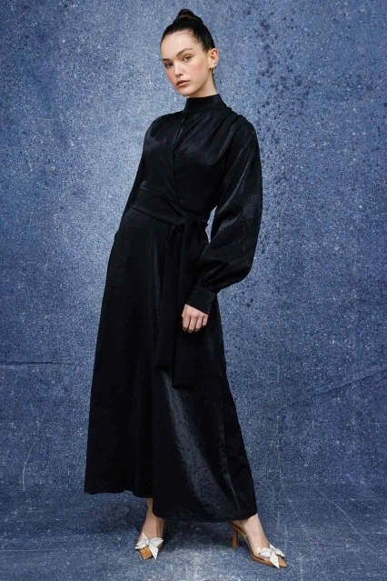 Verev Kapama Parlak Doku Elbise - Siyah