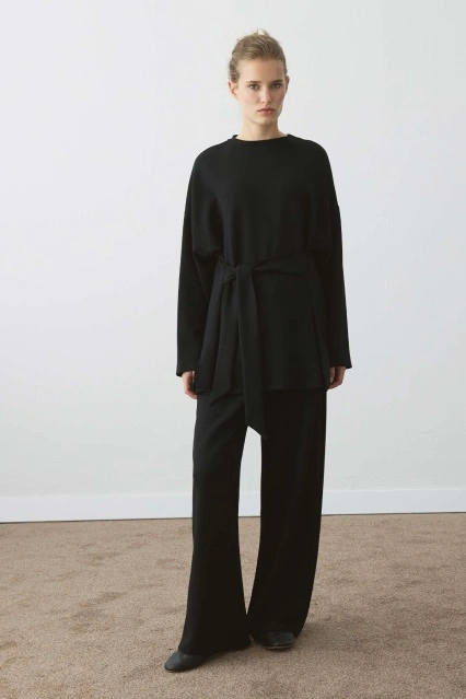 Belden Bağlama Detaylı Rahat Kesim Siyah Pantolon Takım