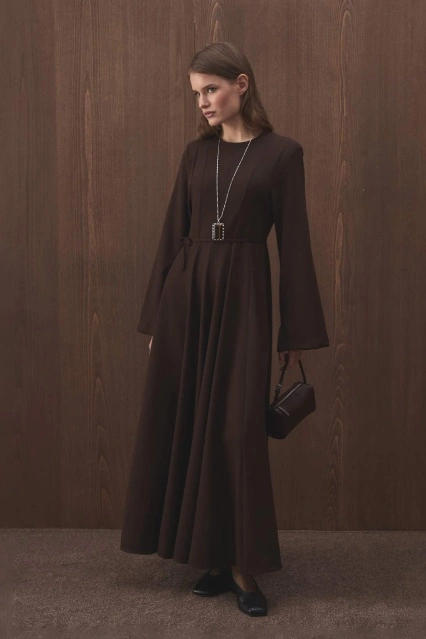 Belden Oturma Detaylı Kahve Elbise