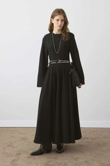 Belden Oturma Detaylı Siyah Elbise