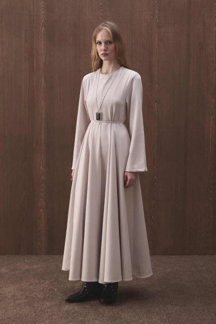 Belden Oturma Detaylı Taş Elbise