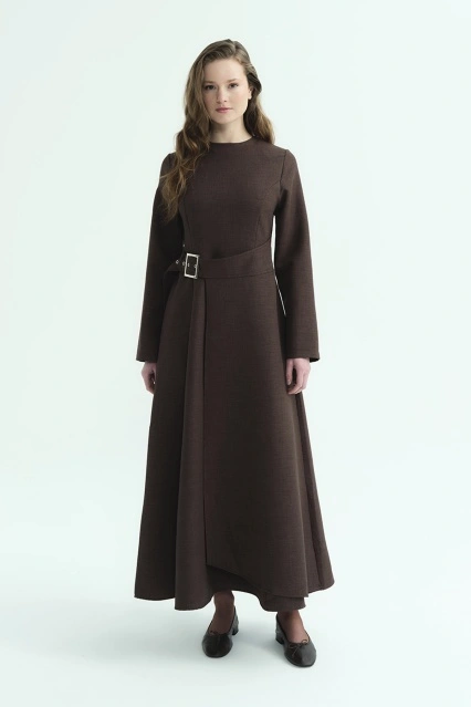 Beli Toka Detaylı Acı Kahve Elbise