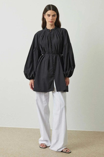 Birit Detaylı Siyah Gömlek