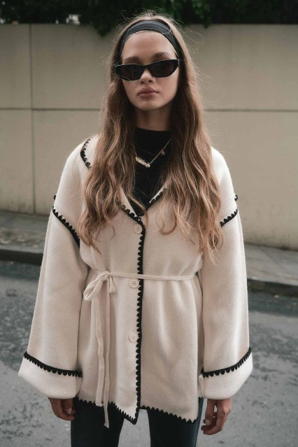 Biye İşleme Detaylı Krem Hırka