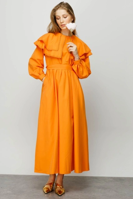Brode Şerit Detaylı Oranj Elbise