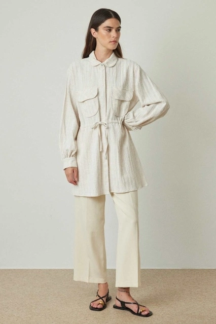 Büzgü Detaylı Bej Keten Gömlek