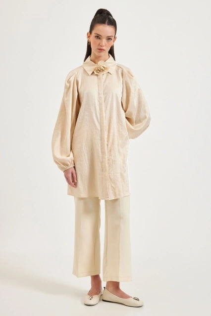 Çiçek Aksesuarlı Bej Gömlek