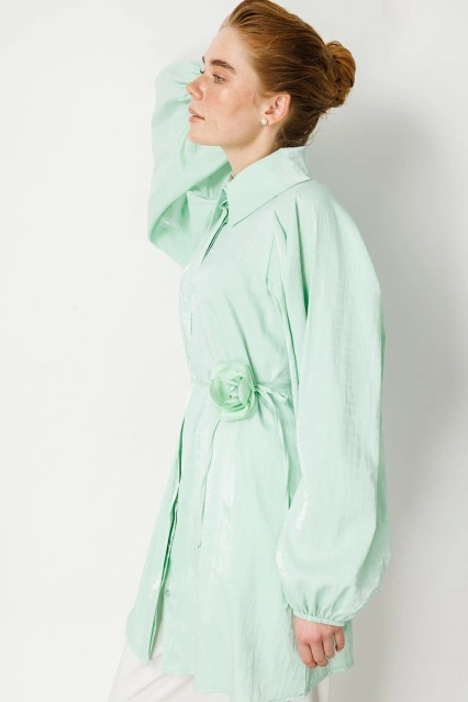 Çiçek Aksesuarlı Mint Yeşili Gömlek