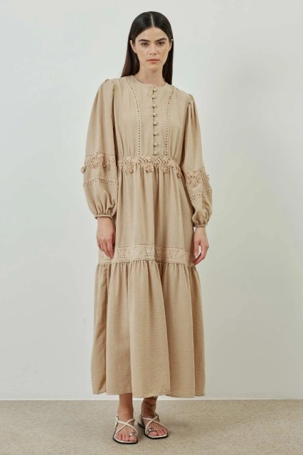 Çiçek Şerit Detaylı Taş Elbise