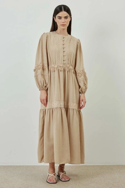 Çiçek Şerit Detaylı Taş Elbise