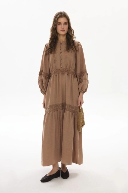 Çiçek Şerit Detaylı Vizon Elbise