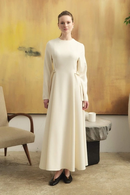 D Toka Detaylı Uzun Krem Elbise