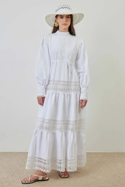 Dantel Detaylı Beyaz Elbise
