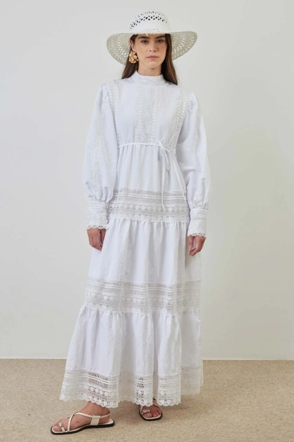 Dantel Detaylı Beyaz Elbise
