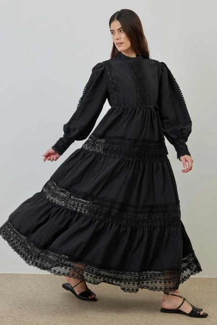 Dantel Detaylı Siyah Elbise