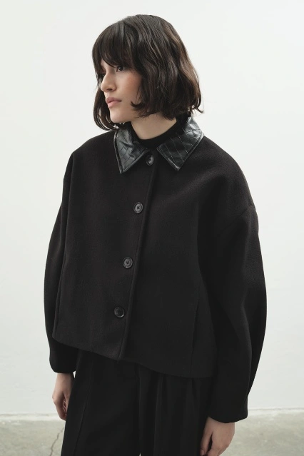 Deri Garni Detaylı Kaşe Siyah Ceket