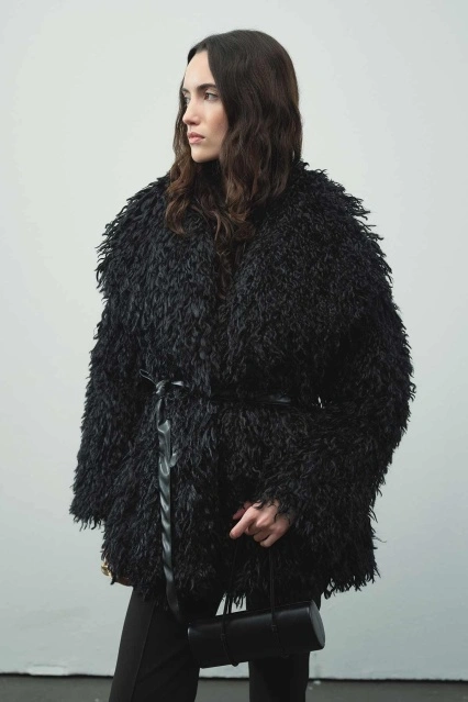 Deri Kemer Detaylı Suni Kürk Siyah Ceket