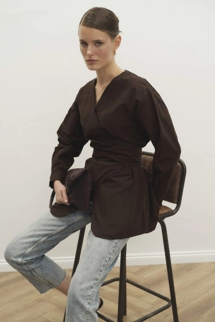 Dora Yandan Bağlama Detaylı Kahve Gömlek Dora Yandan Bağlama Detaylı Kahve Gömlek