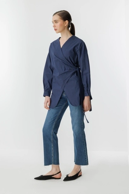 Dora Yandan Bağlama Detaylı Lacivert Gömlek Dora Yandan Bağlama Detaylı Lacivert Gömlek