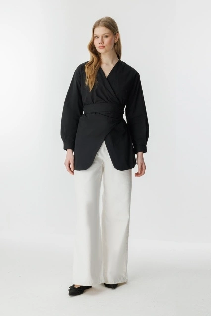 Dora Yandan Bağlama Detaylı Siyah Gömlek Dora Yandan Bağlama Detaylı Siyah Gömlek