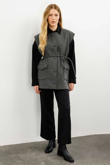 Düğme Detaylı Antrasit Kaşe Yelek