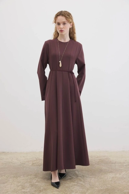 Evaze Kesim Belden Oturma Detaylı Çikolata Elbise