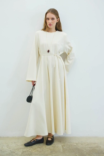 Evaze Kesim Belden Oturma Detaylı Krem Elbise