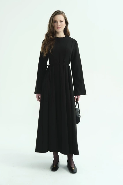 Evaze Kesim Belden Oturma Detaylı Siyah Elbise
