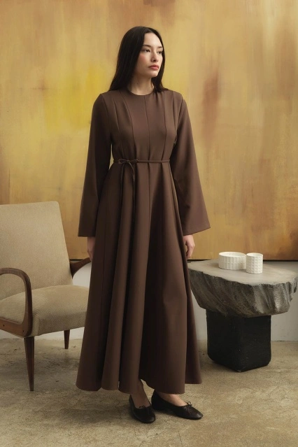 Evaze Kesim Belden Oturma Detaylı Vizon Elbise