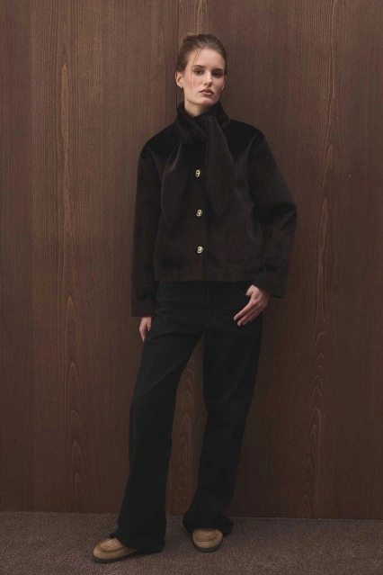 Fular Bağlama Detaylı Kısa Kahve Ceket