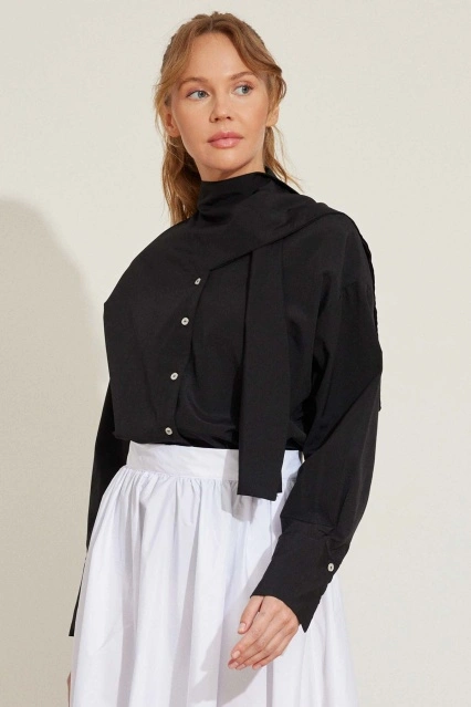 Fular Yaka Siyah Gömlek