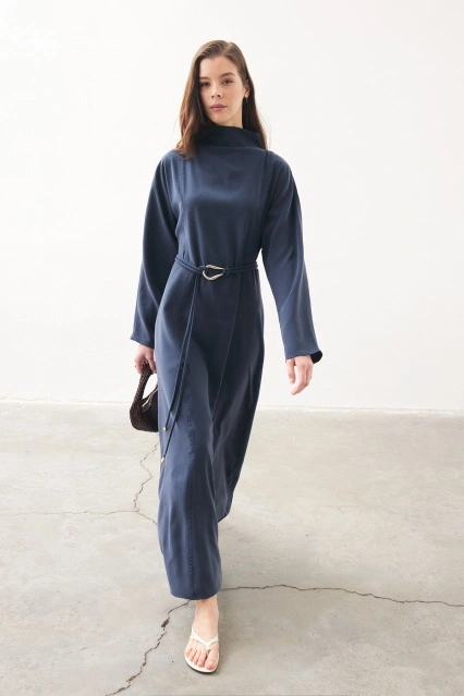 Gold Aksesuar Detaylı Uzun Lacivert Elbise